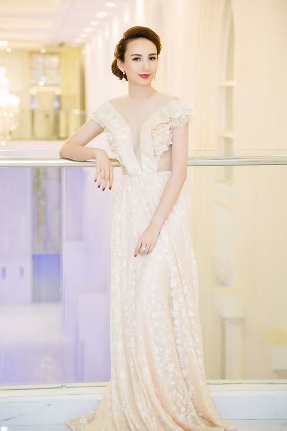 Cô nàng Hoa hậu Du lịch Việt Nam 2008 thay tới 2 trang phục khi làm MC cho một sự kiện tối qua.