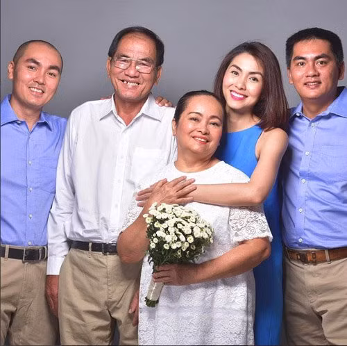 Tăng Thanh Hà tươi cười rạng rỡ trong bức ảnh chụp cùng gia đình “Tía mẹ là tình yêu lớn và là niềm tự hào của chúng con. Happy 40th Anniversary! We love you”.