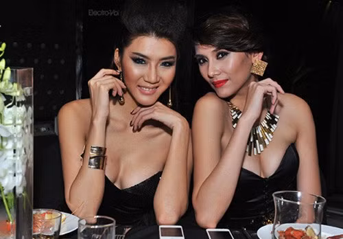 Tuy nhiên, thay vì khuôn V-line chuẩn mực, chiếc cằm lại hóa...vuông khá khác người.