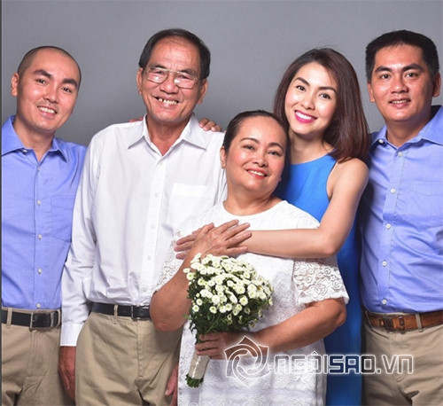 Nhân dịp 40 năm kỷ niệm ngày cưới của bố mẹ, Tăng Thanh Hà đăng ảnh gia đình hạnh phúc với nội dung: “Tía mẹ là tình yêu lớn và là niềm tự hào của chúng con. Happy 40th Anniversary! We love you”. Hà Tăng quê ở Tiền Giang nên nữ diễn viên gọi đấng sinh thành bằng hai từ “tía, “mẹ” nghe khá gần gũi.