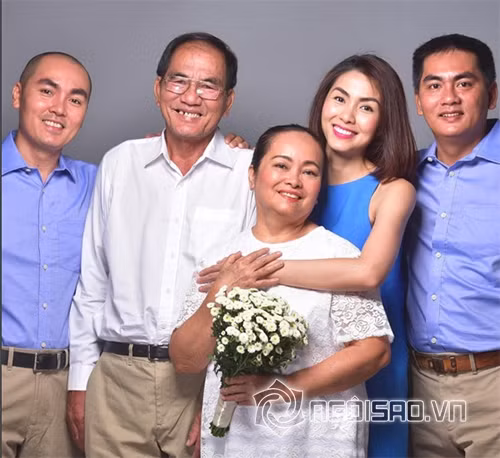 Nhân dịp 40 năm kỷ niệm ngày cưới của bố mẹ, Tăng Thanh Hà đăng ảnh gia đình hạnh phúc với nội dung: “Tía mẹ là tình yêu lớn và là niềm tự hào của chúng con. Happy 40th Anniversary! We love you”. Hà Tăng quê ở Tiền Giang nên nữ diễn viên gọi đấng sinh thành bằng hai từ “tía, “mẹ” nghe khá gần gũi.