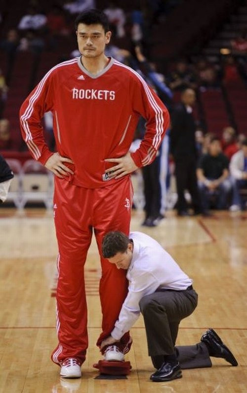 Yao Ming vốn được coi là người khổng lồ nổi tiếng của quốc gia đông dân nhất thế giới.