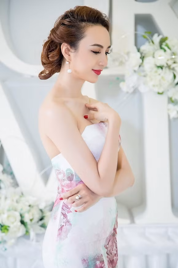 Tựu chung, Hoa hậu Du lịch yêu thích những bộ trang phục màu sắc nhẹ nhàng, điểm nhấn ở chất liệu vải và sắc sảo trong đường may. Ở bộ váy thứ 2, 'gái một con' khoe trọn số đo 3 vòng hoàn hảo, gợi cảm mà vẫn rất thanh lịch, không quá sexy.