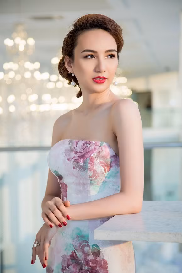 Hoa hậu Du lịch dần có sự thay đổi trong phong cách thời trang, tạo nhiều dấu ấn hơn trong ăn mặc. Thay vì những bộ cánh kín đáo và có phần công sở, Ngọc Diễm dần đa dạng hơn trong lựa chọn trang phục, lúc cá tính, lúc thanh lịch, lúc gợi cảm hút ánh nhìn.