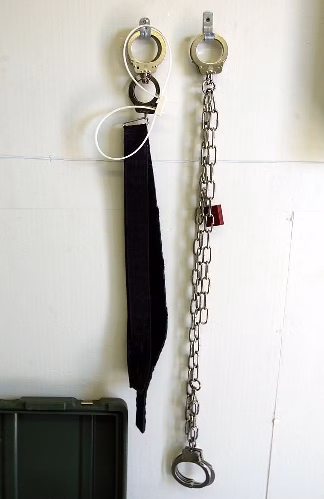 Hàng ngày phải chịu còng tay, xích chân, cưỡng chế từng giờ, từng phút, truyền đồ ăn bằng dây truyền nếu có ý định tuyệt thực để tự tử... Đó chính là cuộc sống của những phạm nhân trong nhà tù San Quentin phải chịu đựng.