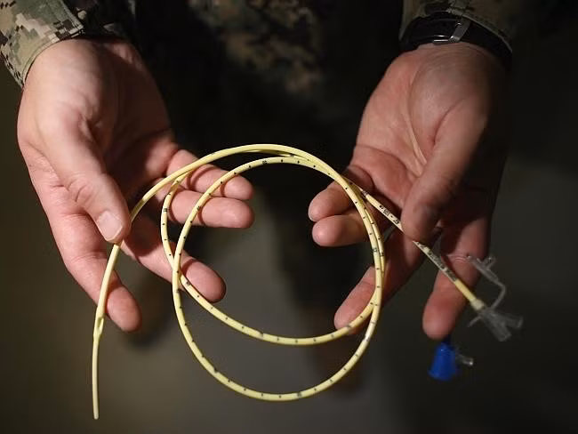 Đường ống truyền thực phẩm của những tù nhân có ý định tuyệt thực để tự tử.