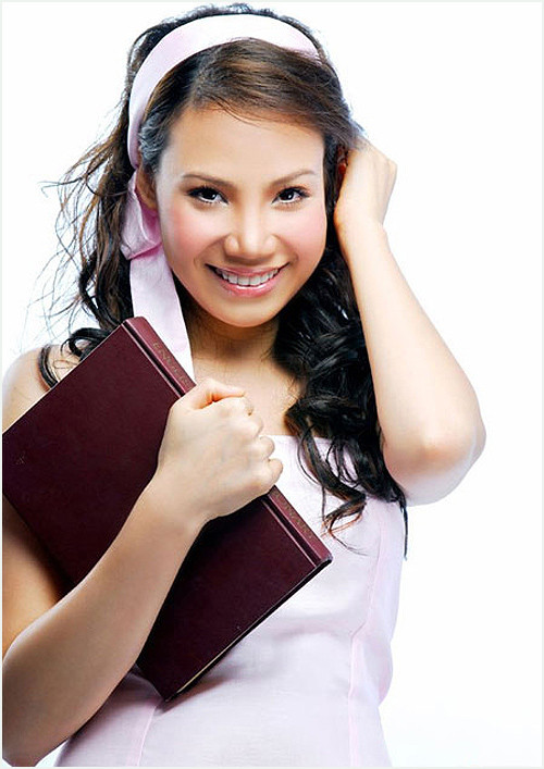 Hương Hồ không phải một mỹ nhân có nhan sắc diễm lệ nổi bật trong showbiz, gương mặt nữ ca sĩ những đường nét khá thô. Từ mũi tới mắt hay miệng của Hương đều có chút gì đó tròn trịa, không thực sự ấn tượng nhưng nó lại đậm chất Á đông.