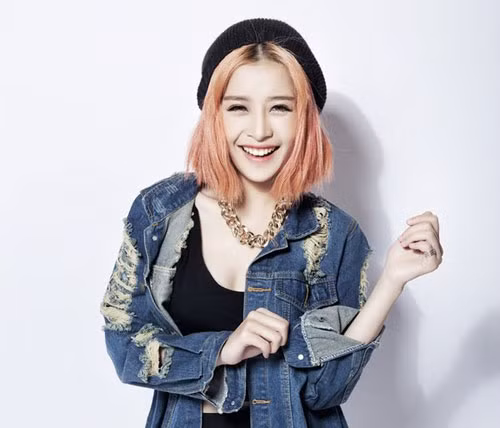 Chi Pu trước đó sở hữu đôi mắt hai mí to tròn nhưng cô vẫn quyết định tiến hành phẫu thuật. Hiện tại, dù đã trang điểm kỹ càng nhưng Chi Pu vẫn không thể che giấu đôi mắt không còn được to tròn.