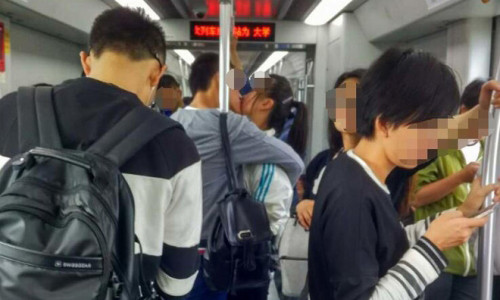 Hình ảnh phản cảm này đang được lan truyền khắp mạng xã hội.