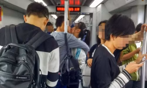 Hình ảnh phản cảm này đang được lan truyền khắp mạng xã hội.