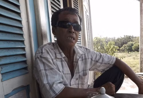 Bat giu nguoi dan ba tat axit mu mat hang xom, tron na 24 nam