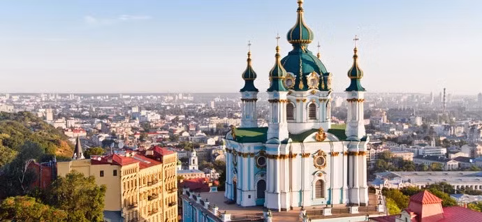 9. Kiev Thành phố của Ukraine này là một trung tâm công nghiệp, giáo dục, khoa học, văn hóa hàng đầu ở Đông Âu. Mức chi phí sinh hoạt ở thành phố này thấp hơn tới 71% so với Paris. Mức học phí của 2 trường đại học hàng đầu ở đây cũng chỉ khoảng 2.100USD/năm. Bởi vậy, đây là điểm hẹn tuyệt vời về văn hóa, du lịch và chất lượng đào tạo tốt.