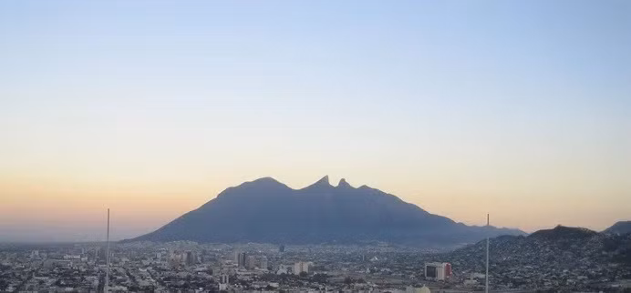 5. Monterrey Thành phố thứ hai của Mexico cũng lọt vào danh sách này là Monterrey. Là một trung tâm quan trọng về giáo dục và công nghiệp ở miền bắc Mexico, mức sinh hoạt phí ở đây được đánh giá là khá vừa phải. Một điểm rất hấp dẫn khác, là hoạt động tuyển dụng ở đây rất tuyệt vời, sinh viên sau khi tốt nghiệp được đánh giá cao, dễ dàng tìm kiếm được công việc phù hợp với khả năng và yêu cầu của mình.
