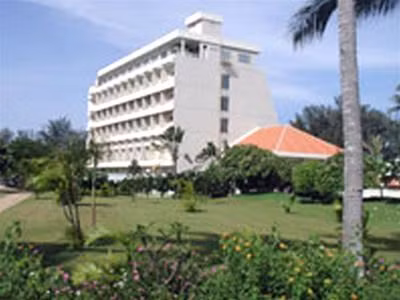 Khách sạn Vĩnh Thủy, nay là khách sạn Novotel Phan Thiết, nơi diễn ra cuộc gặp gỡ của cha mẹ bé Lory.