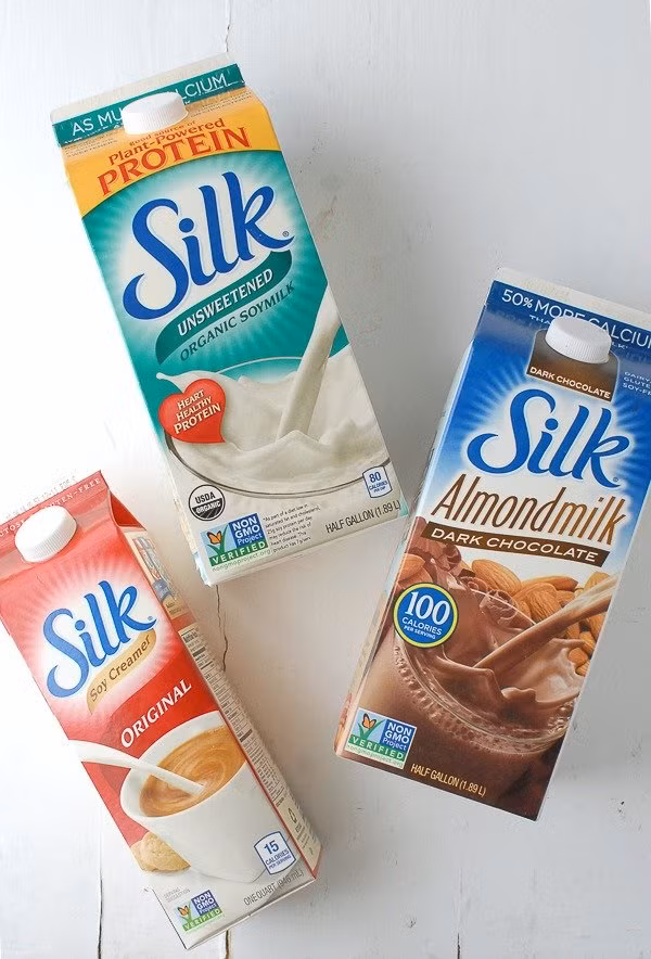 2. Tiến hành trồng: Bước 1: Cùng con thu thập những hộp sữa và rửa sạch chúng nhiều lần và để ráo nước.