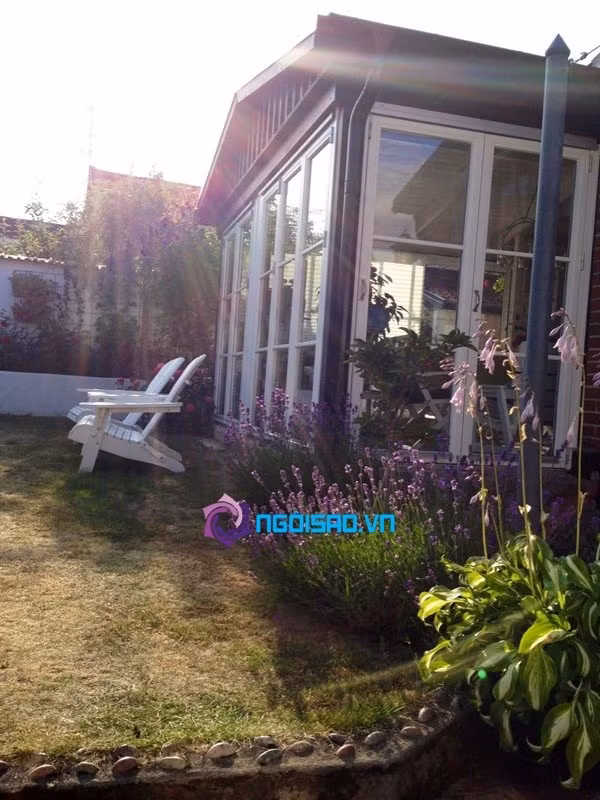 Ngôi nhà của chồng Đoan Trang có nhiều cửa kính và hoa trồng khắp nơi, nhiều nhất là hoa hồng và oải hương.