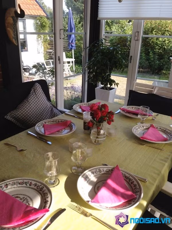 Phòng ăn với phong cách trang trí xinh xắn nhìn ra khu vườn, tạo cảm giác lãng mạn và sảng khoái.