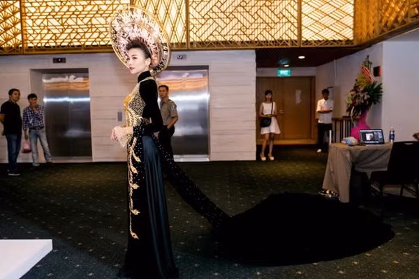 Cô là một trong những vedette hiếm hoi được nhà thiết kế tin tưởng giao trọng trách tỏa sáng ở những chương trình thời trang lớn.