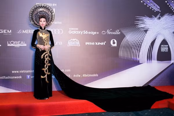Với cường độ làm việc không ngừng nghỉ suốt 4 tháng qua từ cuộc thi VietNam’s Next Top Model cho đến tuần lễ thời trang VietNam International Fashion Week, Thanh Hằng hoàn toàn xứng đáng với ngôi vị vedette hàng đầu của làng mốt Việt Nam. Mới đây Thanh Hằng cũng chính thức trở thành đại sứ của thương hiệu PNJ dòng vàng. Thời gian sắp tới, siêu mẫu tiếp tục bận rộn với những hợp đồng quảng cáo của các thương hiệu mà cô làm đại diện hình ảnh.