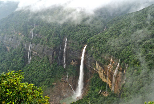 4. Thác Nohkalikai (bang Meghalaya).