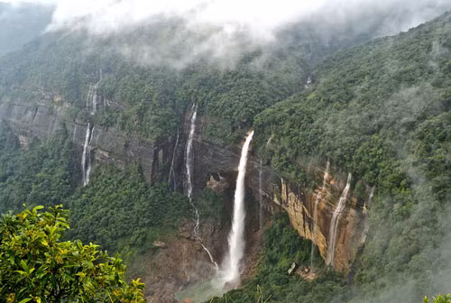 4. Thác Nohkalikai (bang Meghalaya).
