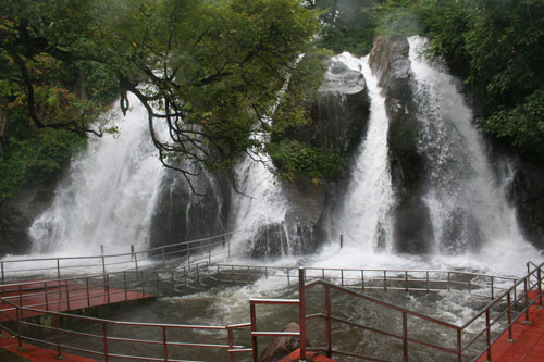 9. Thác Courtallam (bang Tamil Nadu).