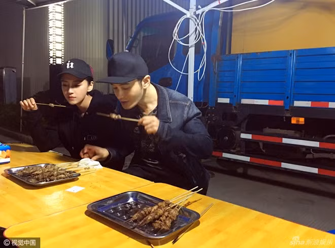 Những khoảnh khắc rất đời thường, bình dị của cặp đôi. Sau khi kết hôn, họ hiếm có thời gian dành cho nhau vì lý do lịch trình công việc bận rộn. Những lúc rảnh rỗi, cả hai tranh thủ từng phút giây. "Món quà lãng mạn nhất với chúng tôi chính là được ở bên nhau", Huỳnh Hiểu Minh từng chia sẻ.