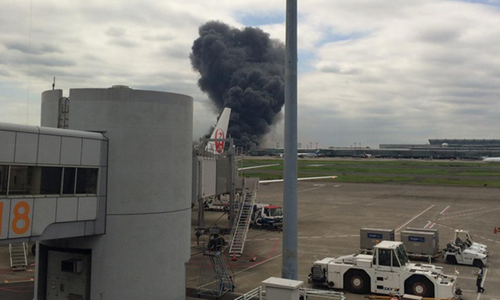 Máy bay của Korean Air bốc cháy khi chuẩn bị cất cánh tới thủ đô Seoul, Hàn Quốc. Hiện tại, hiện trường vụ cháy đã bị phong toả. Các chuyến bay khác tạm thời bị hoãn. Giới chức đang điều tra nguyên nhân vụ việc. Ảnh: CCTV News