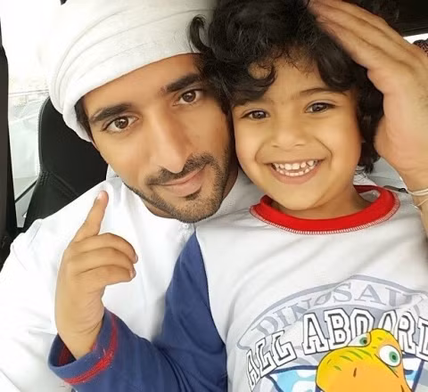 Con trai của ông trùm Ahmed Jaber "AJ" Al Harbi Là con trai của ông trùm Ahmed Jaber "AJ" Al Harbi - bạn thân hoàng tử Dubai Hamdan nổi tiếng, cuộc sống của cậu bé Mohammed bin Ahmed Jaber Al Harbi đậm chất giàu sang và xa xỉ với chuyên cơ riêng, trực thăng, du thuyền và các chuyến du lịch 5 sao khắp thế giới. Cậu bé nổi tiếng được mọi người biết đến sau chùm ảnh ngả mũ bắt tay nữ hoàng anh Elizabeth II.