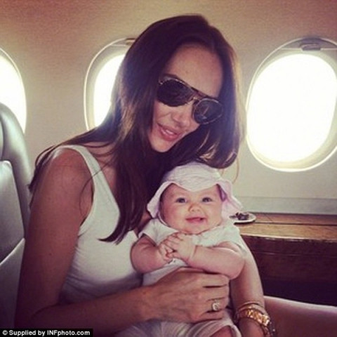 Mới một tuổi nhưng cô bé Sophia đã được đi khắp nơi, trải nghiệm cuộc sống xa xỉ, sang trọng bậc nhất thế giới.