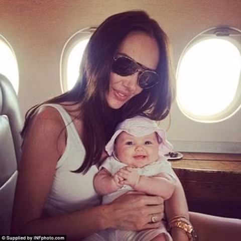 Mới một tuổi nhưng cô bé Sophia đã được đi khắp nơi, trải nghiệm cuộc sống xa xỉ, sang trọng bậc nhất thế giới.