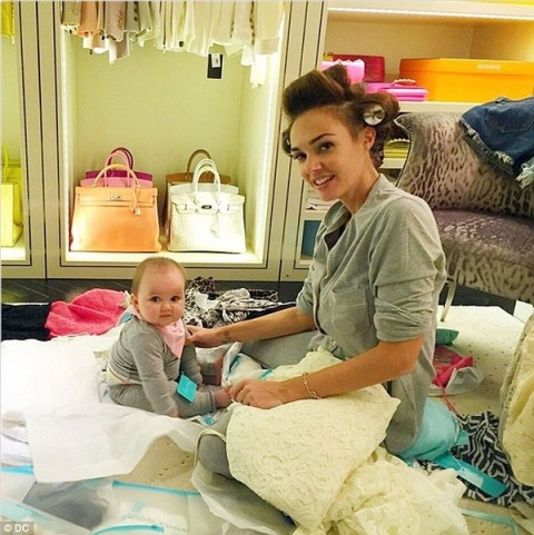 Cô nhóc thử đồ cùng mẹ bên trong căn hộ trị giá tới 70 triệu bảng ở Kensington, London.