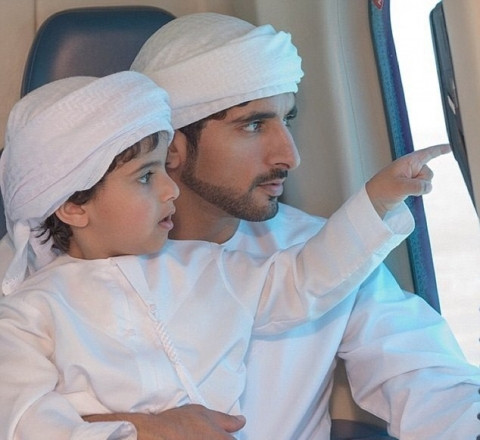 Mohammed và hoàng tử Dubai thân mật trong một chuyến bay. Hamdan gọi "hoàng tử bé" là người bạn thân thiết nhất.