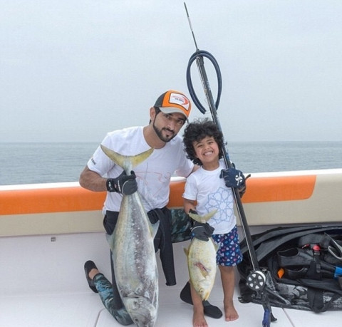 Mohammed theo hoàng tử đi câu cá trên Đại Tây Dương.