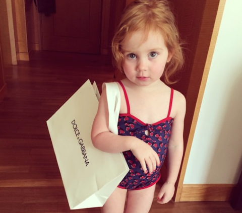 Công chúa Instagram Theo Buzzfeed, Pixie Curtis hiện là cô bé được dân mạng mệnh danh là công chúa Instagram hay công chúa trên mạng. Pixie sở hữu trang Instagram cá nhân hút đến 90.000 người theo dõi và thường xuyên chia sẻ những hình ảnh bé ở nơi sang trọng, đắt tiền bậc nhất thế giới. Dù mới 2 tuổi, nhưng cô bé đã được đưa đón bằng phi cơ riêng, không thua kém gì quan chức cấp cao hay ngôi sao nổi tiếng.