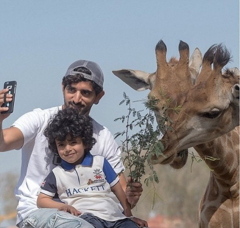 Bên cạnh những chuyến du lịch siêu xa xỉ theo phong cách vua chúa Ả Rập, Mohammed cũng đi học, đi bơi cùng bạn bè đồng trang lứa, ăn kem. Cậu bé rất yêu động vật khi ông bố AJ thường xuyên đăng tải những tấm ảnh Mohammed chơi đùa cùng lạc đà, hươu cao cổ trong chuyến du lịch thám hiểm tới Châu Phi cùng gia đình.