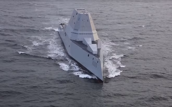 Ngoài siêu pháo hạm AGS, Zumwalt còn được trang bị 80 module phóng thẳng đứng Mk57 có thể phóng tên lửa hành trình tấn công mặt đất Tomahawk, tên lửa hải đối không RIM-162 ESSM, tên lửa chống ngầm ASROC. Ảnh: Flickr/Hải quân Mỹ