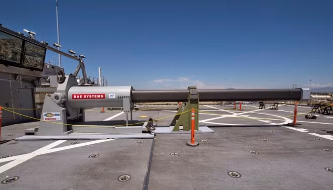 Trong tương lai, Zumwalt sẽ được trang bị pháo điện từ do BAE Systems chế tạo. Pháo điện từ bắn đi viên đạn với tốc độ lên đến 3 km/giây. Động năng sinh ra từ vụ va chạm tốc độ siêu cao đủ sức phá hủy mọi mục tiêu mà không cần đến thuốc nổ. Ảnh: BAE Systems