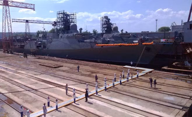 Hiện tại, các công nhân của nhà máy đang gấp rút lắp đặt hệ thống radar tìm kiếm mục tiêu trên không, trên biển, radar hàng hải và các hệ thống liên quan. Ảnh: Zdship