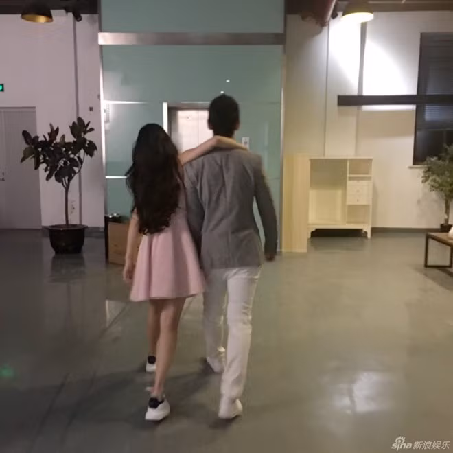 Sau 6 năm hẹn hò, ngày 27/5/2015, cặp đôi bí mật đăng ký kết hôn tại quê nhà tài tử. Họ tổ chức hôn lễ vào ngày 8/10/2015 tại Thượng Hải và sự kiện này trở thành tin lớn trong hơn một tuần lễ. Đám cưới của Huỳnh Hiểu Minh được miêu tả "có mặt của hơn nửa nghệ sĩ trong ngành giải trí Hoa ngữ". Tài tử tiết lộ lý do cưới xa hoa là "chiều lòng vợ, để giấc mơ trở thành nàng công chúa của cô ấy trở thành sự thật".