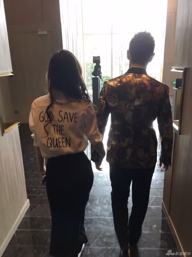 Hình ảnh được cặp sao chia sẻ và nhận được sự thích thú của cư dân mạng. Huỳnh Hiểu Minh từng chia sẻ về tình yêu dành cho vợ: "Cho đến cuối cùng, thiên trường địa cửu, anh vĩnh viễn yêu em - nàng công chúa bé nhỏ".