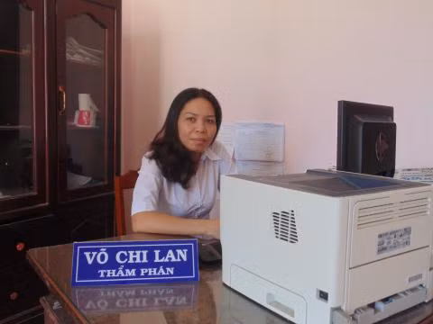 Ga lua dao than nhien coi sach quan ao truoc dieu tra vien