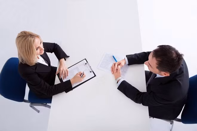 Bạn không nên nói xấu hoặc nhạo báng những người đồng nghiệp cũ.