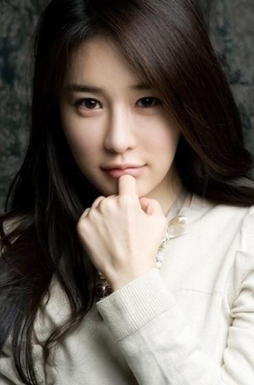 Những hình ảnh thời còn là học sinh của Yoo In Na được đăng tải khiến người hâm mộ "choáng váng". So với hiện tại, diễn viên Khu vườn bí mật sở hữu đôi mắt một mí nhỏ, vóc dáng gầy gò, chiếc mũi không cao và làn da của cô nàng cũng không đáng mơ ước.