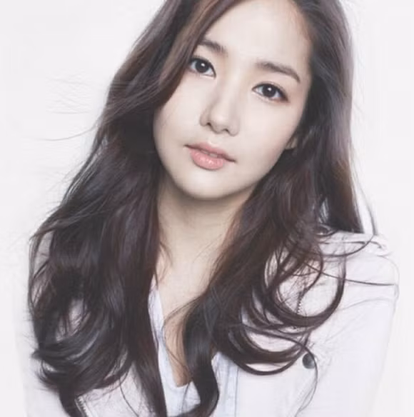 ... đã được thay thế bằng đôi mắt hai mí với tỉ lệ hoàn hảo, khuôn cằm V-line và phần mũi cũng được chỉnh cho thon gọn hơn.