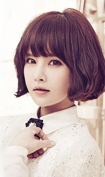 Boram (T-Ara) được cho là đã gọt mặt, cắt mí mắt và mở to khóe mắt. Không chỉ vậy, chiếc mũi thẳng tắp hiện giờ của Boram cũng được cho là sản phẩm dao kéo