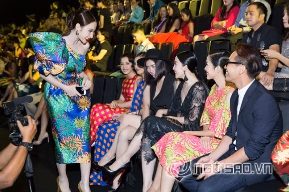 Angela Phương Trinh Dù trước đó, đả nữ họ Ngô cũng đã có lần nhắc nhở khéo bà mẹ nhí về bệnh ngôi sao, nhưng sau đó, không hẹn mà gặp, Ngô Thanh Vân và Angela Phương Trinh lại bất ngờ chạm mặt khi tham dự một sự kiện thời trang của Đỗ Mạnh Cường. Tại đây, Angela Phương Trinh đã có hành động cúi chào khi đi qua hàng ghế nữ đạo diễn "Tấm Cám - Chuyện chưa kể" ngồi.