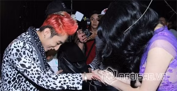 Sơn Tùng M-TP cũng được khen ngợi khi cúi chào Thu Phương và đàn chị cũng chào lại đàn em.