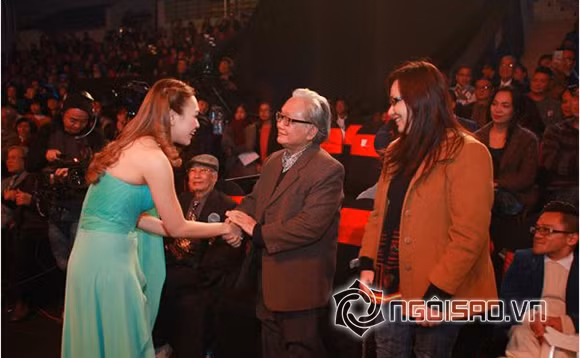 Cô cúi người và bắt tay, nói lời cám ơn đến nhạc sĩ nổi tiếng. Nhạc sĩ Hồng Đăng khá bất ngờ trước cử chỉ đẹp của Mỹ Tâm. Ông cười hạnh phúc và chúc cô sẽ gặt hái được nhiều thành công trong sự nghiệp.