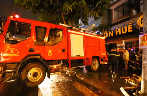 Mưa ngập tầng hầm, chủ nhà hàng phải cầu cứu lực lượng cứu hỏa bơm nước ra ngoài.